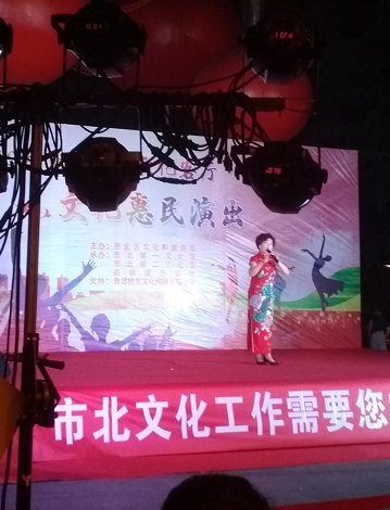 周末晚上，路過糖球廣場，有文藝演出