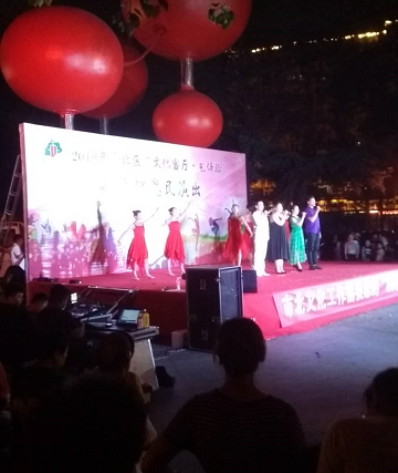周末晚上，路過糖球廣場，有文藝演出